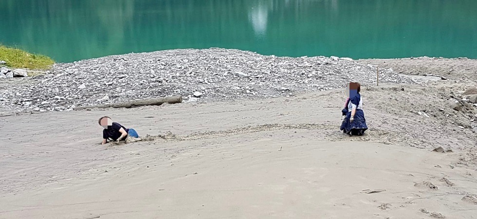 Nonostante l'ondata di maltempo si avvicinano al lago ma cadono nella colata di fango post-temporale